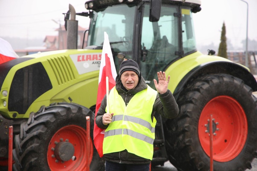 Rolnicy z powiatu kieleckiego protestowali w Kostomłotach. Blokowali krajową "74". Były gigantyczne korki! 