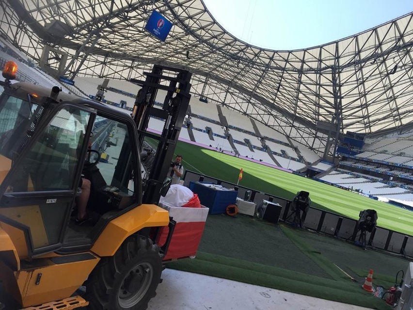 Gigantyczna flaga Polski już w drodze na Euro 2016. Czy...