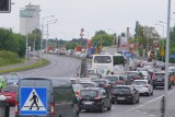 Poznań: Niedaleko Bridgestone na ul. Bałtyckiej przewróciła się ciężarówka