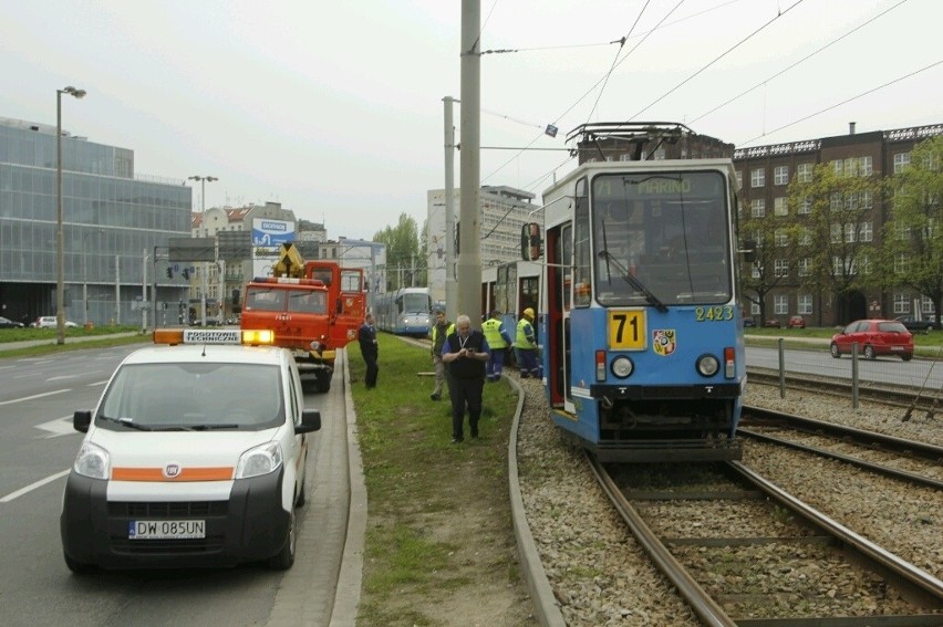 Wrocław: Tramwaj wykoleił się na pl. Społecznym. Były objazdy (ZDJĘCIA)