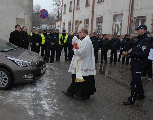 Nowe samochody, przed przekazaniem policji, zostały poświęcone na podwórku przed komendą policji. 