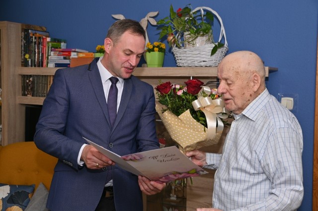 Na zdjęciu od prawej: Leon Nadarzyński wraz z wójtem Danielem Kożuchem