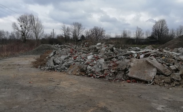 Na terenie starej cegielni w Sarnowie znajduje się składowisko gruzu.