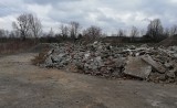 Śmieci pojawiły się na składowisku gruzu w Sarnowie w gminie Gniewoszów. Mieszkańcy interweniują, gmina sprząta