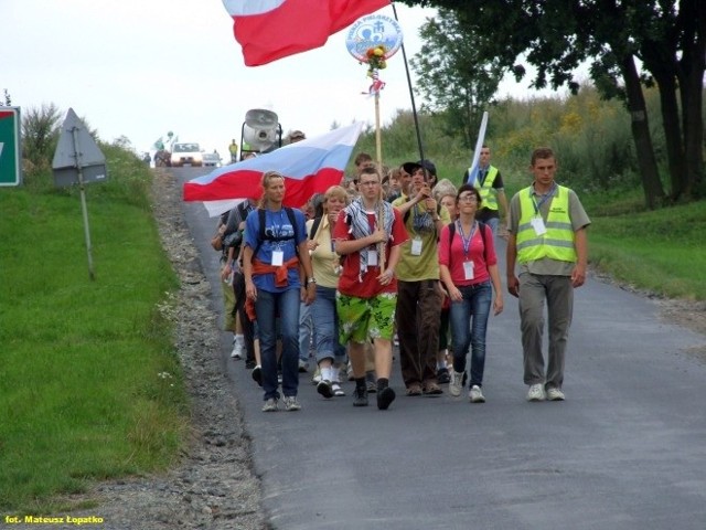 Pielgrzymi z Głogowa po długiej trasie dotrą jutro wreszcie do Częstochowy.