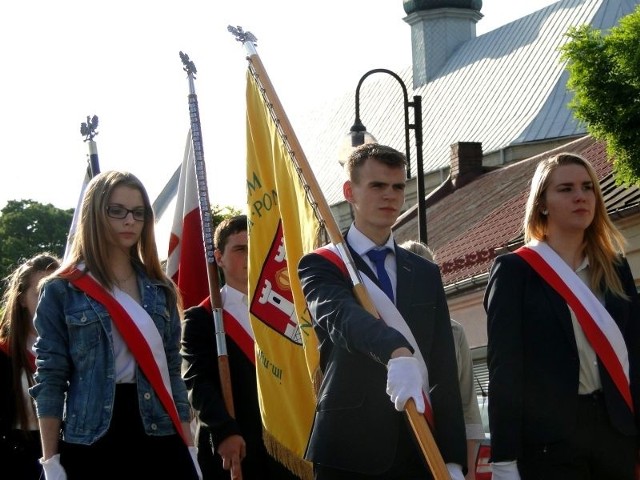 W uroczystości uczestniczyła młodzież. Sztandary nieśli gimnazjaliści z Bodzentyna.