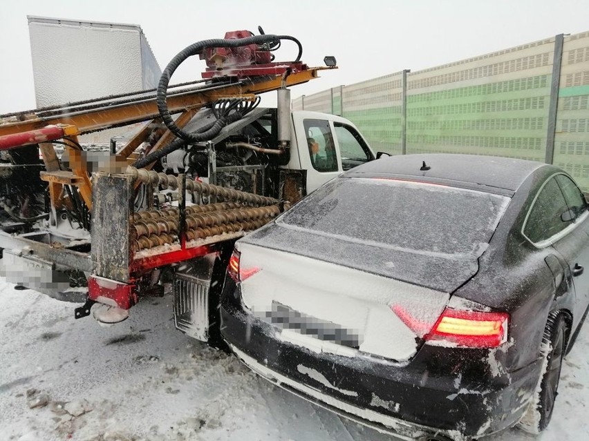 S8. Wypadek między węzłami Turzyn i Skuszew, kilka kolizji w rejonie węzła Lucynów 8.02.2021. Zdjęcia