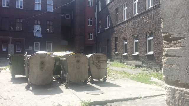Tak wygląda podwórko przy ulicy Bytomskiej 27a. Mieszkańcy chcą je odczarować.