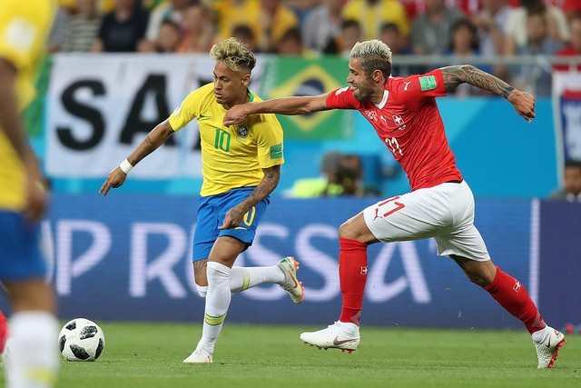 Valon Behrami (z prawej) powstrzymuje Neymara podczas pierwszego meczu grupowego reprezentacji Szwajcarii z Brazylią