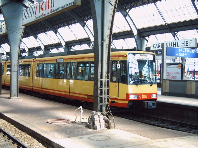 Tramwaj dwusystemowy na Dworcu Głównym w Karlsruhe, specjaliści od komunikacji proponują podobny do Polic.