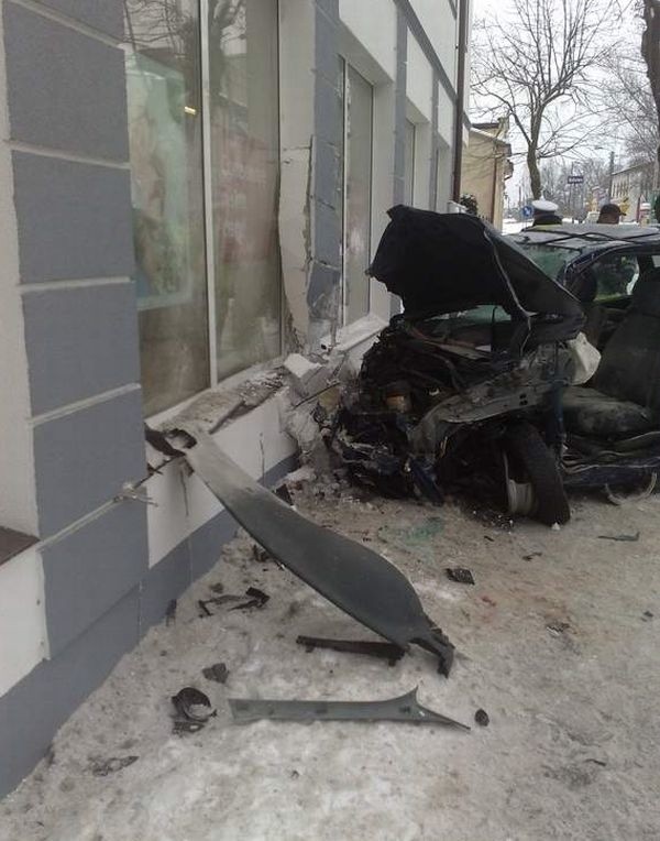 Samochodem wpadł do Biedronki. Jedna osoba nie żyje [FOTO]