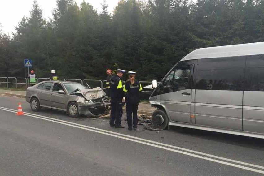 Do kraksy doszło w Inwałdzie na odcinku prostej drogi z...