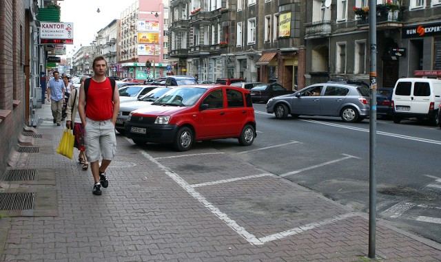 Szczecin; Kierowcy uciekają z czerwonej zonyTak wczoraj wyglądała ul. Jagiellońska. Od poniedziałku obowiązuje tu najdroższa strefa A i dlatego część kierowców zrezygnowała z postoju.