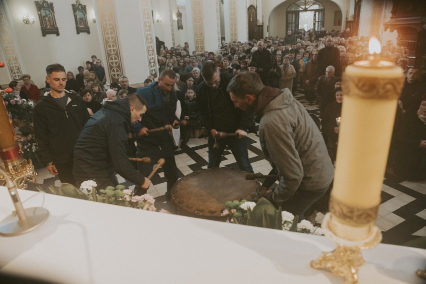 Taraban w Iwaniskach obwieścił Zmartwychwstanie Chrystusa. Tłum na mszy rezurekcyjnej [wideo, zdjęcia]