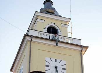 Mirosław M. na wieży ratusza w Ostrowi spędził 1,5 godziny