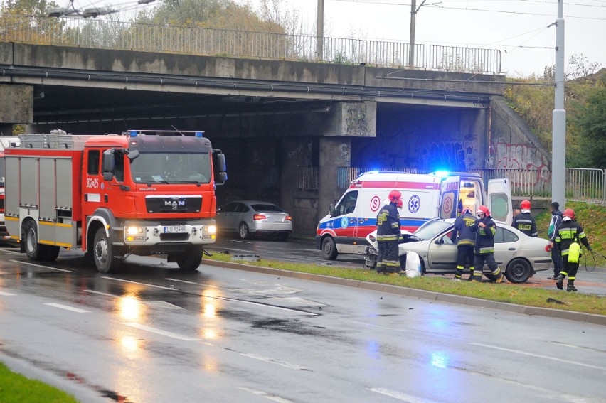 Na ul. Diamentowej kierowca renault uderzył w słup (ZDJĘCIA)