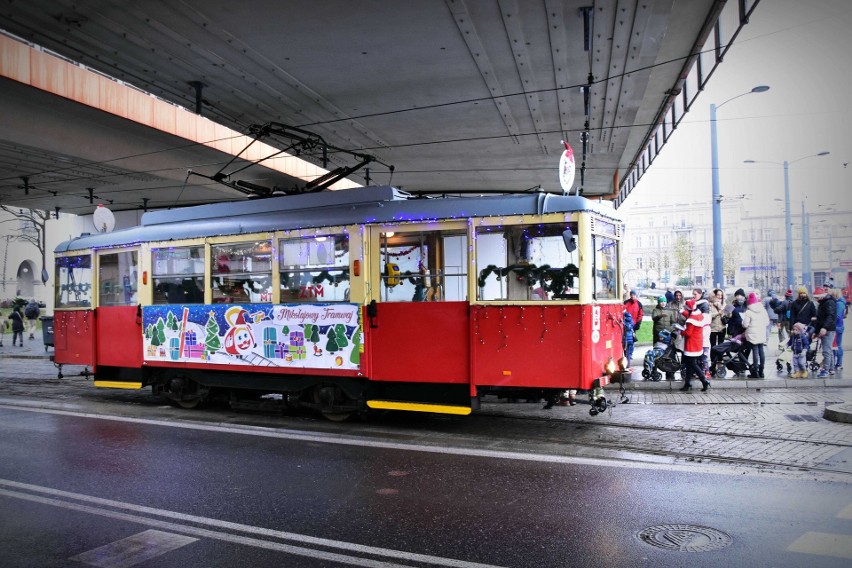 Każdy, kto spotka Mikołaja i Śnieżynkę na przystanku,...