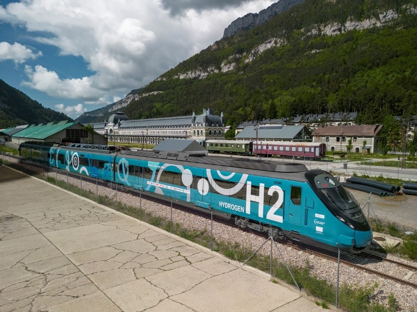 FCH2Rail to pociąg z napędem elektryczno-wodorowym. Powstał...
