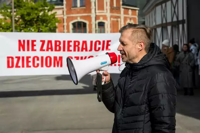 Manifestacja pod Teatrem Kameralnym - w tym dniu w jego gmachu odbywała się uroczysta sesja Rady Miasta Bydgoszczy