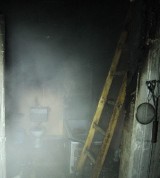 Palił się dom w Gowarczowie. 84-latek zaprószył ogień (zdjęcia)