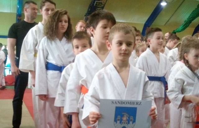 Reprezentacja karateków Trójki Sandomierz na zawodach w Rawie Mazowieckiej. Wywalczyli tam dwa brązowe medale