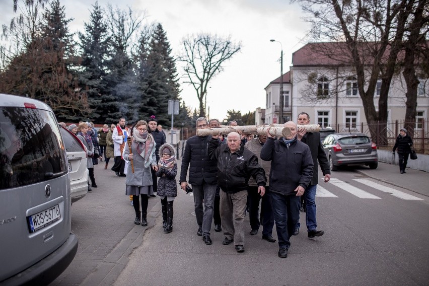 Ostrołęka. Droga krzyżowa w farze [ZDJĘCIA+WIDEO]