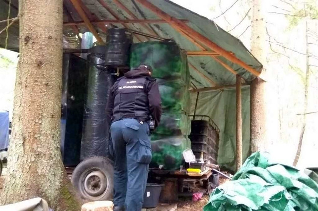 Bimbrownia zlikwidowana. 150 litrów w rękach funkcjonariuszy (zdjęcia)