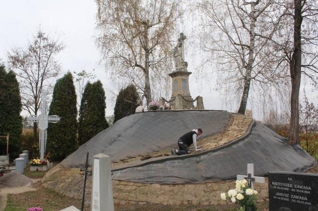 Na cmentarzu parafialnym w Gdowie odnowiono kopiec - mogiłę powstańc&oacute;w krakowskich oraz sąsiadujące z nim groby wojskowe z I i II wojny światowej