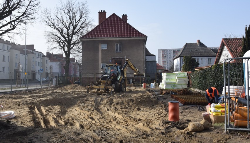 Ruszyła budowa nowych mieszkań w Stargardzie. Przed laty był tam sklep. ZDJĘCIA z placu budowy