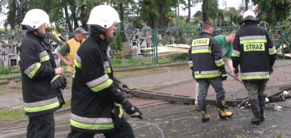 Porywisty wiatr pozrywał linie energetyczne w Grzmiacej.