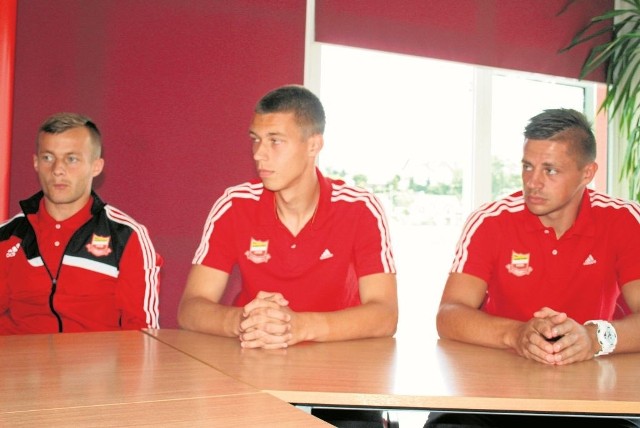 Dominik Hładun (w środku) jest teraz pierwszym bramkarzem w zespole. Trwają jednak poszukiwania jeszcze jednego golkipera. Obok: Marcin Biernat (z prawej) i Łukasz Kosakiewicz.