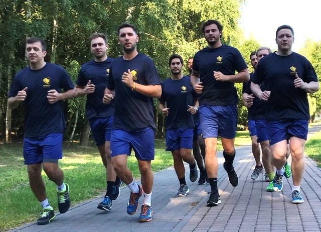 Sydney Uni podczas pierwszego treningu w Sandomierzu. Pierwszy z lewej Paweł Kwiatkowski, pierwszy z prawej Tomasz Szklarski.