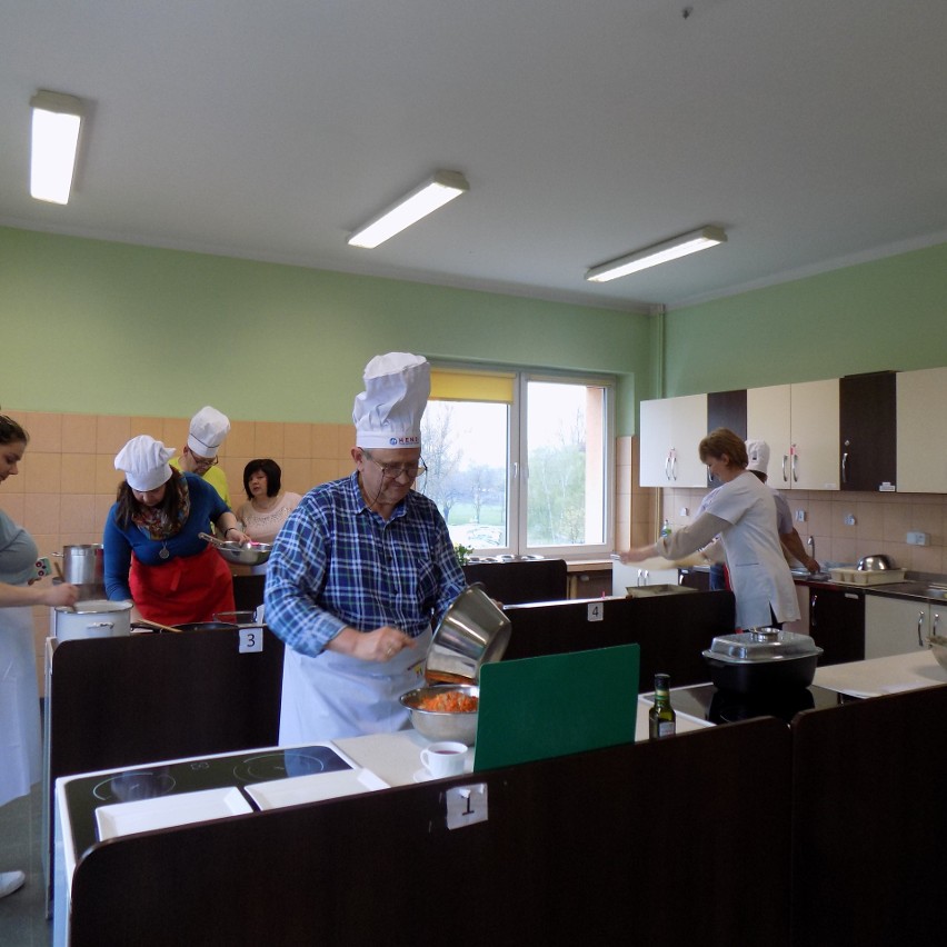 Na  warsztatach kulinarnych w Zespole Szkół Gastronomiczno-...