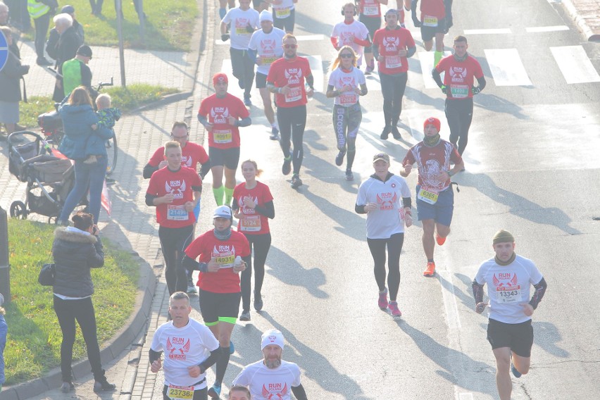 Około 25 tysięcy biegaczy zmaga się z 10-kilometrową trasą...