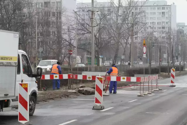 W piątek nie obejdzie się bez utrudnień dla mieszkańców Wrocławia. MPWiK zapowiada prace, a wraz z nimi wyłączenie wody aż w ośmiu miejscach w mieście. Sprawdź, o które miejsca chodzi.Na kolejnym slajdzie zobaczysz, gdzie są planowane wyłączenia wody na piątek (10 lutego) >>