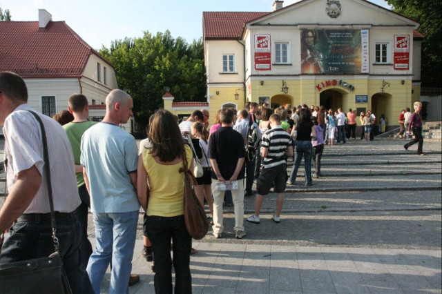 Atak roju pszczół, wielkie budowy i... kolejki. Zwykły letni dzień w Białymstoku 16 lat temu