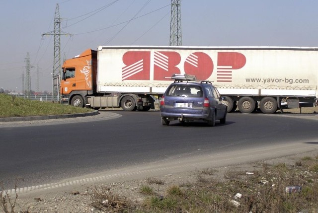 Problemy z poruszaniem się kierowców po rondzie przy zjeździe z autostrady zgłaszano od jej otwarcia. Tarnowski Urząd Miasta od 1,5 roku nie jest w stanie wymalować na rondzie pasów