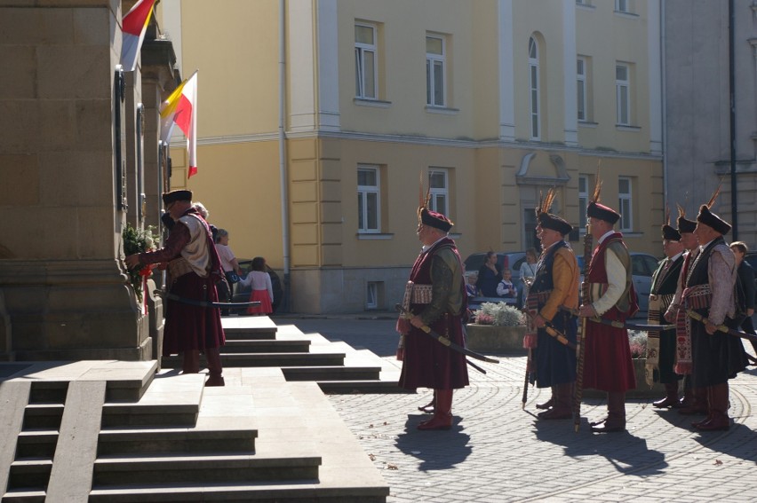 Pomnik Papieża przy farze poświęcony. Uroczystości przewodniczył biskup rzeszowski Jan Wątroba [ZDJĘCIA]