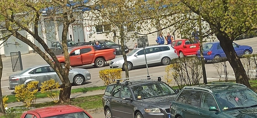 Wypadek na skrzyżowaniu ulic Poleskiej i Włókienniczej. Kobieta trafiła do szpitala po zderzeniu mitshubishi z volkswagenem [ZDJĘCIA]