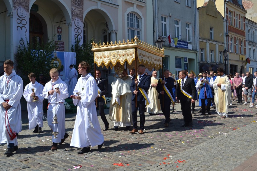 Setki parafian wzięły udział w procesji Bożego Ciała w...
