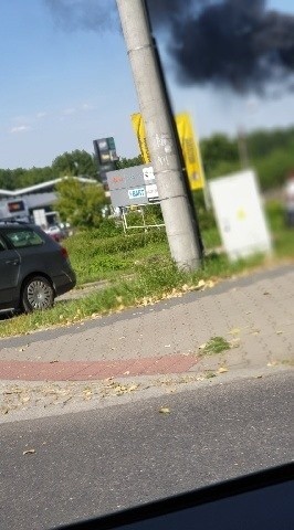 Wielki pożar opon w Mysłowicach. Słup czarnego dymu nad...