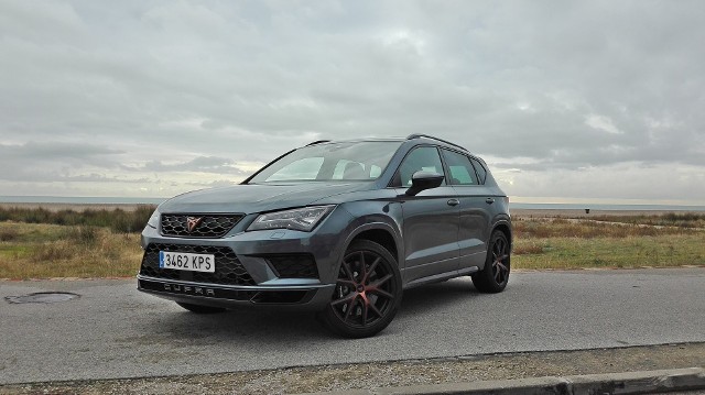 Cupra Ateca Generalnie wydaje się, że Cupra Ateca to samochód dla indywidualistów ze sportowymi ambicjami. Bo SUV-ów z tak mocnym silnikiem kosztujących poniżej 200 tys. zł na rynku praktycznie nie ma. Atutem tego samochodu, oprócz 300 koni mocy, jest bogate wyposażenie i nowoczesna technologia. Do tego trzeba jeszcze dodać bardzo dobre walory trakcyjne. Minusów, poza trudnością ze znalezieniem właściwej pozycji za kierownicą oraz przeciętnego tworzywa na kokpicie, w zasadzie nie ma.Fot. Wojciech Frelichowski