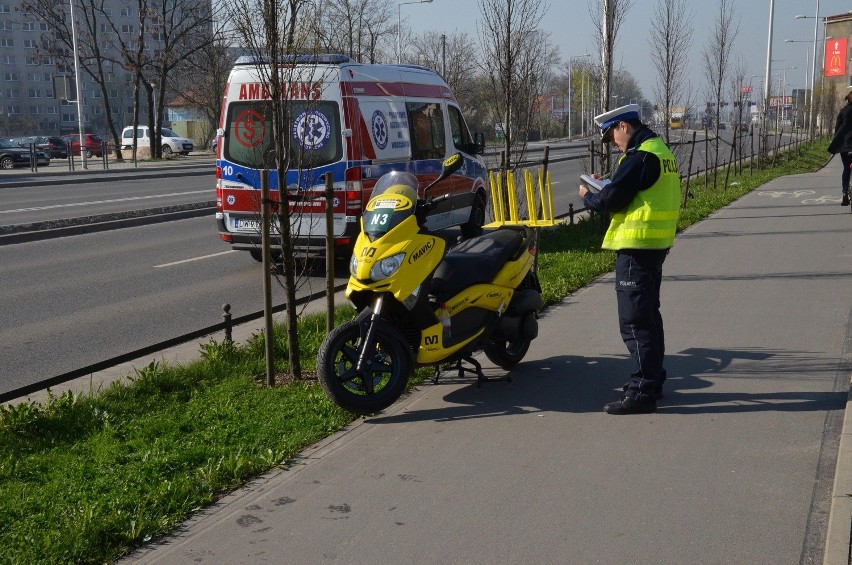 Wrocław: Wypadek na Strzegomskiej. Mężczyzna prowadzący skuter trafił do szpitala (ZDJĘCIA)