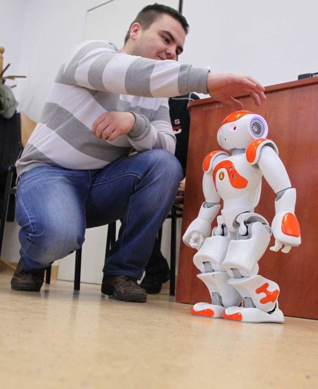 Robot humanoidalny na Politechnice Opolskiej. Przypominający człowieka  80-centymetrowy humanoid może chodzić, machać ręką, witać się, a nawet ćwiczyć tai chi.