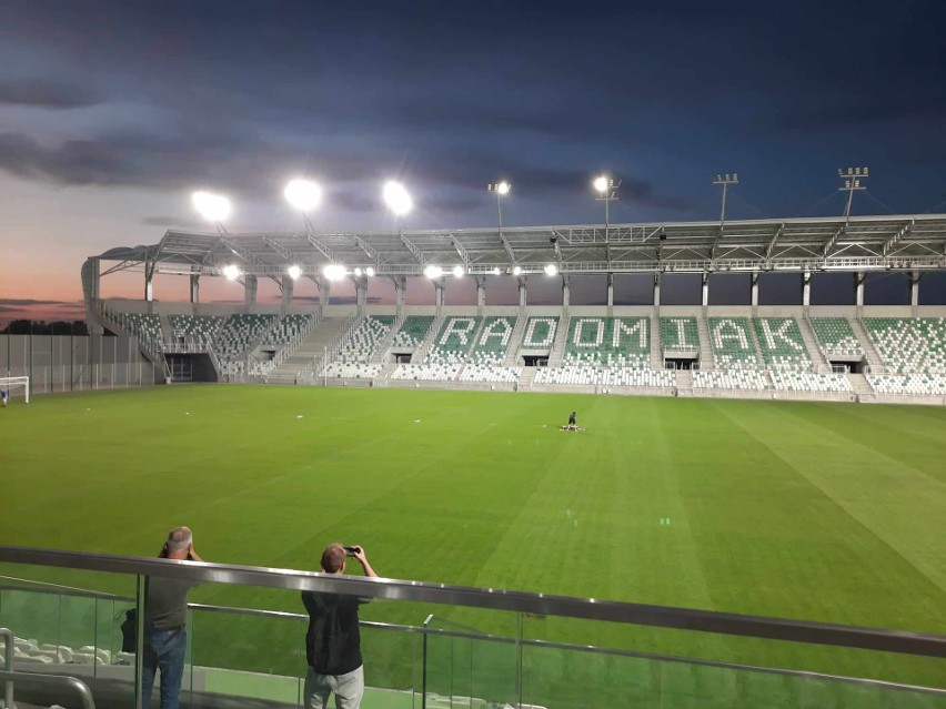 Nowy stadion Radomiaka Radom rozświetlony. Po raz pierwszy testowo włączono jupitery. Zobacz zdjęcia