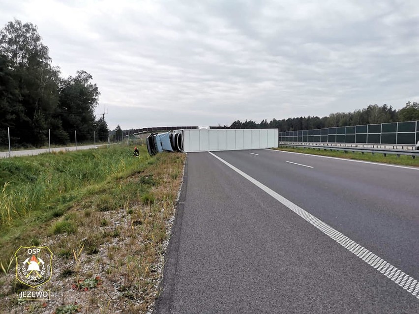 Jeżewo Nowe. Wypadek na drodze S8 w kierunku Białegostoku. Zderzyły się dwie ciężarówki i ciągnik. Droga zablokowana [ZDJĘCIA]