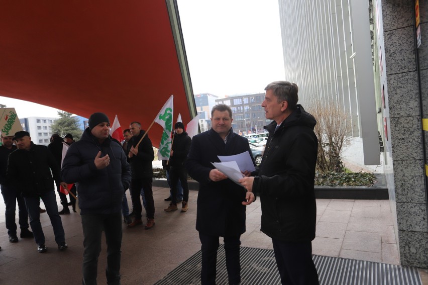 Protest rolników przed Urzędem Wojewódzkim w Kielcach. Swoje postulaty przekazali do wojewody. Były wielkie emocje