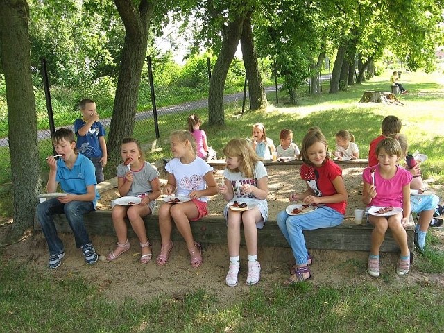 Na zakończenie zajęć dzieci spotkały się na boisku szkolnym, gdzie wzięły udział w podchodach i zjadły grillowane kiełbaski.