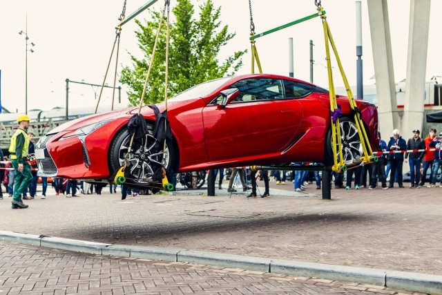 Lexus LCPokaz Lexusa LC 500 urządzono w Sky Lounge na szczycie hotelu Double Tree Hilton, jednego z najwyższych budynków miasta.  Lexus LC zrobił furorę nie tylko wśród gości pokazu. Jedynym w swoim rodzaju wydarzeniem był również transport samochodu na ostatnie piętro wieżowca za pomocą dźwigu.Fot. Lexus