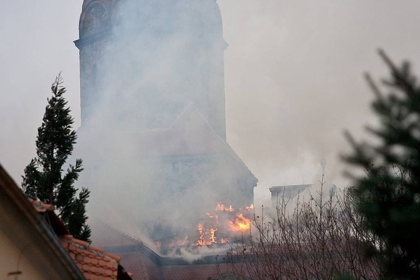 Pożar zamku Książ, płonie dach, 10.12.2014